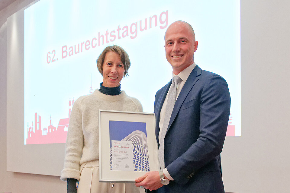 Dr. Petra Sterner überreicht Baurecht-Nachwuchspreis "Summa cum Bau" an Nico Eichholtz