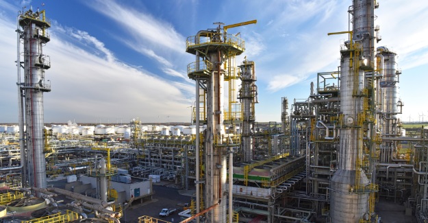 Industrieanlage: Raffinerie zur Verarbeitung von Erdöl zu Benzin und Diesel